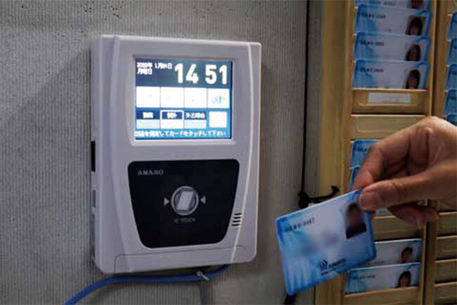 本社工場には非接触式のタイムレコーダーを導入した