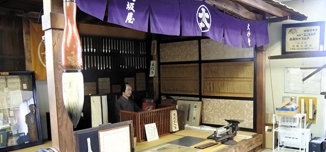（写真:本社の「商業資料室」に展示されている江戸時代の店舗を復元した実物大模型）