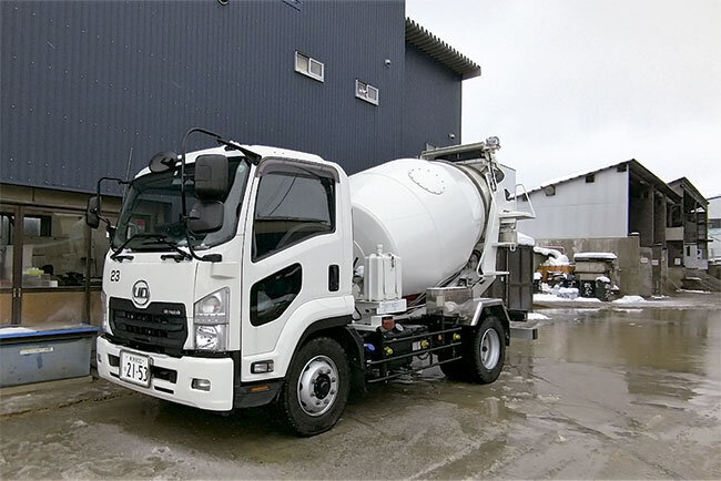 GPS発信機を搭載したミキサー車。8トンクラスで狭い道にも対応できる
