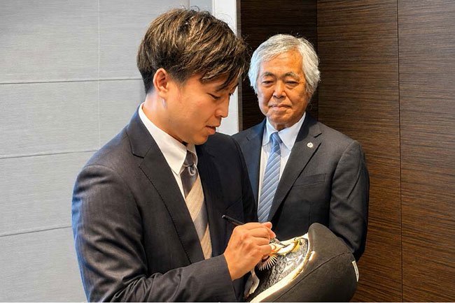社長就任式での一幕、水主社長と馬木会長