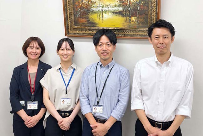 左から、末弘千恵次長、森本桜千代担当主任、右田康規担当課長、冨田祐介部長