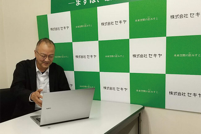 足達光宏部長がWebでインタビューを受けている様子