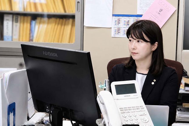 執務中の千尋さん