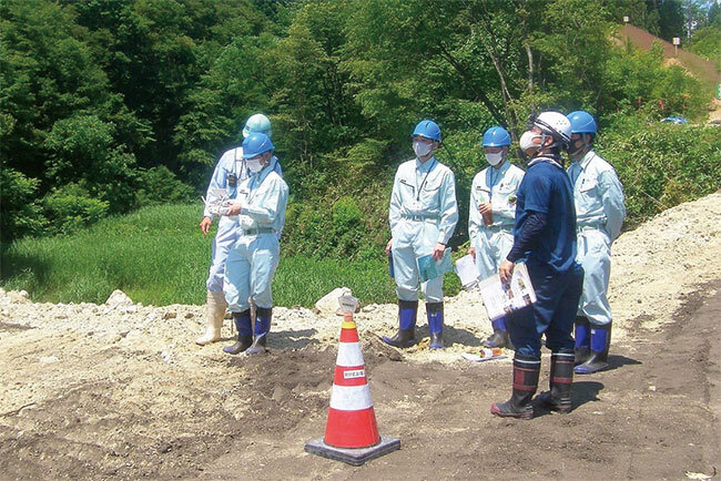 見学会の訪れた高校生がドローンの操作を体験