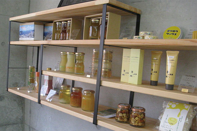 ハチミツを材料に開発したさまざまな商品