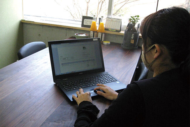 クラウドサービスで請求書を作成する様子