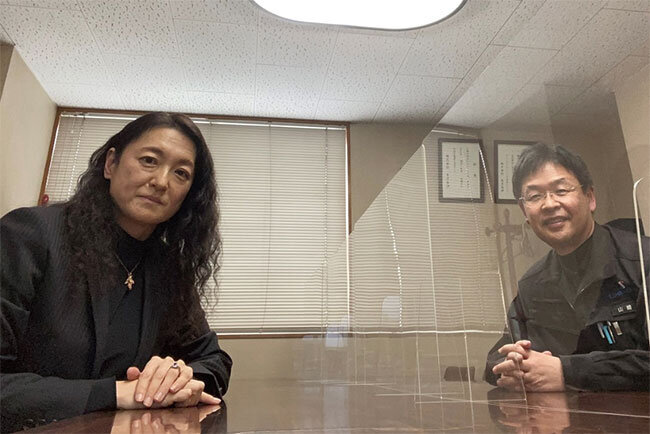 東京島津の島津一美社長（左）と山崎涼太総務部長（右）