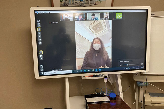 東京島津が導入した電子黒板とカメラやマイクなどが一体化したテレビ会議システム