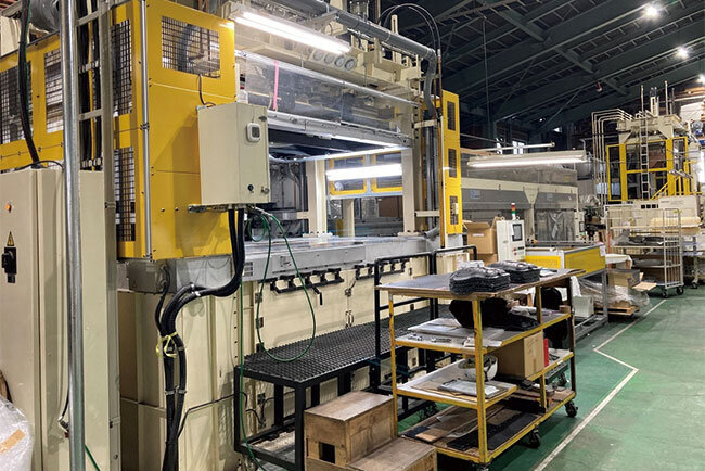 プラスチックを加工する真空成形機。東京島津の独自技術が盛り込まれている