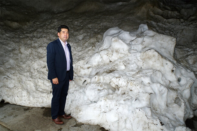 冬の終わりに倉庫へと運び入れた雪でお米を冷蔵し鮮度を保つ