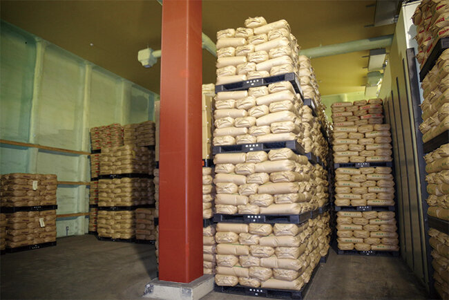 雪の冷気で摂氏5℃に保たれた倉庫