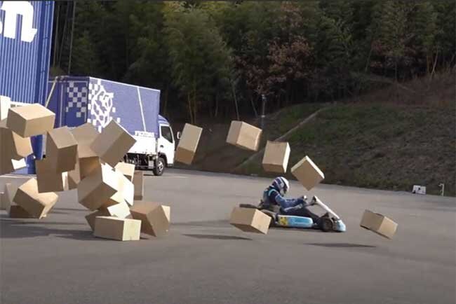 Youtubeで発信　70歳が近い段ロボしゃちょー（上の写真）がレーシングカートで大爆走（下の写真）（2021年1月）