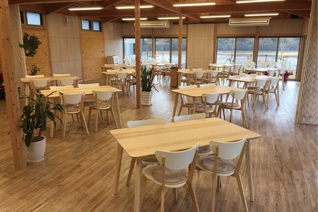 食堂からは、四季を感じる自然の風景が眺められ、春には「たけのこ掘り」も出来る