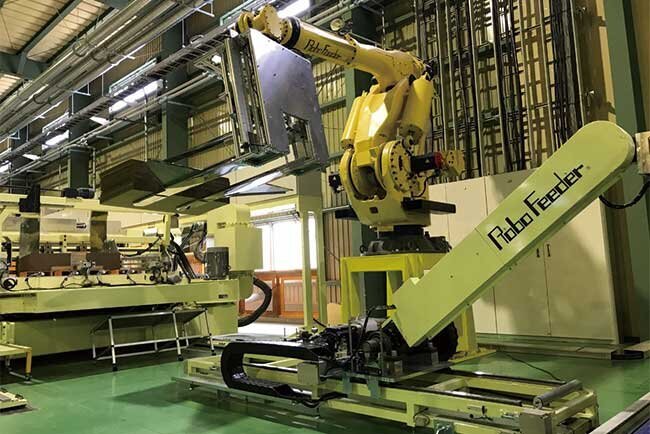 自社開発した無人段ボール供給ロボット「ロボットフィーダー®」