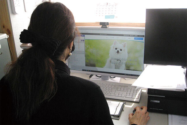 ホームページを編集している様子