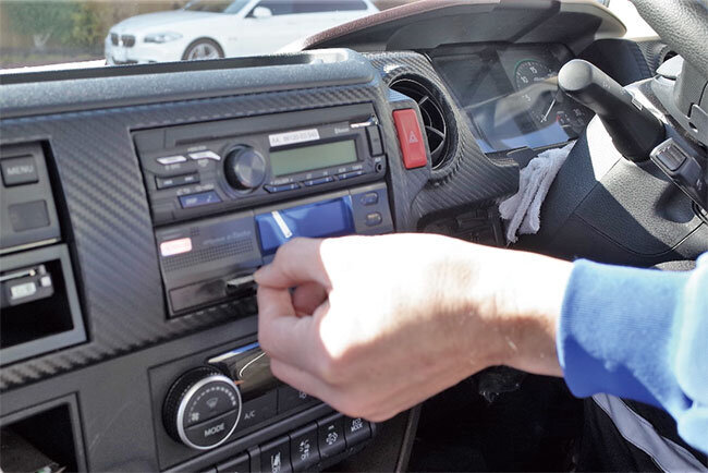 トラックの搭載されたデジタルタコグラフ。運行データはSDカードに記録される