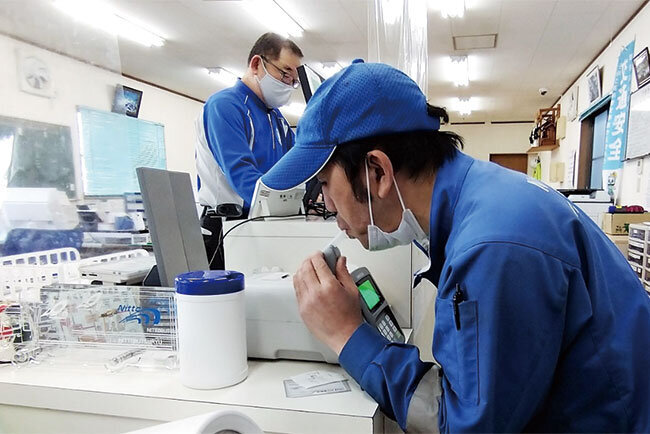 乗務前にIT点呼システムを使いアルコールチェックをするドライバー