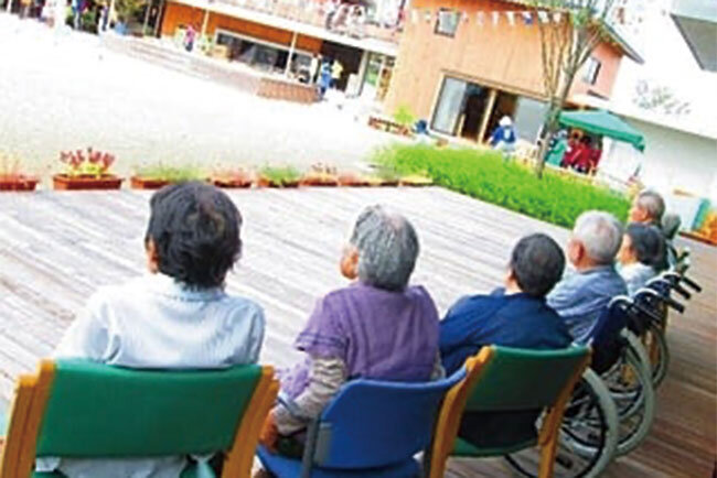 テラスからは子どもたちが遊ぶ姿を眺めることができる（阿南福祉会ホームページより） 