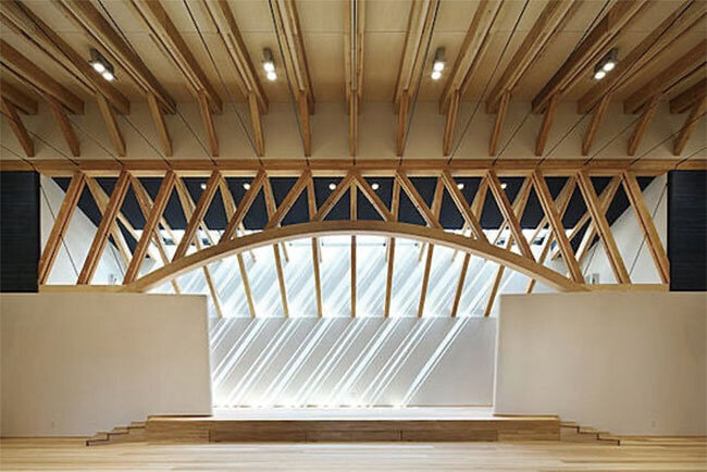 遊戯室には太陽の光が降り注ぎ、子どもたちの成長を見守ってくれる（阿南福祉会ホームページより）