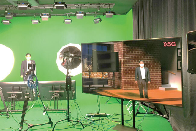 グリーンバックのスタジオに立った人が映像では違う空間にいるように見える