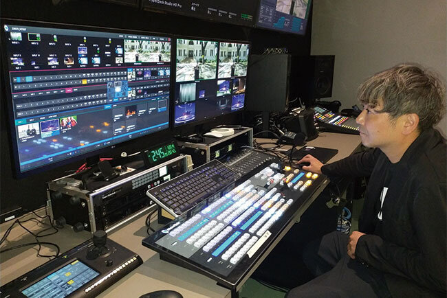 ライブ番組制作・配信システムを操作する丸山健太社長