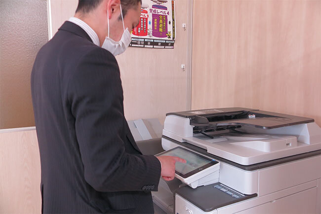 パソコンで印刷ボタンを押した後、複合機で印刷指示を出すことで出力される（オンデマンド印刷機能）