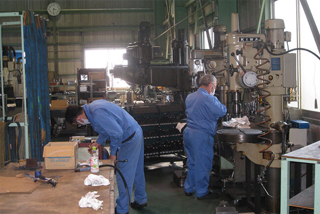 さまざまな工作機械がそろう村岡鉄工所の工場