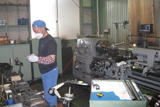 ものづくりのベテランが、蓄積した技術とノウハウで仕事に取り組む