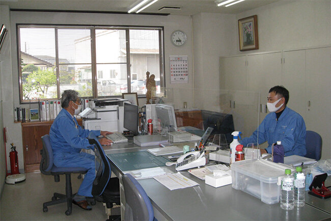 村岡鉄工所のオフィスの様子（写真左：村岡一則会長　右：兵藤社長）