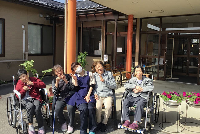 おだやかに微笑む利用者と職員