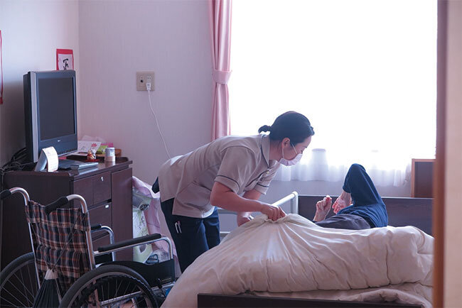 利用者ごとにベッドセンサーを備え、必要な介助を確実に提供。職員の労力も軽減した