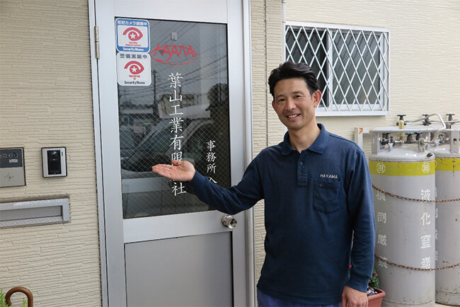 同社入口で案内していただいた千葉社長