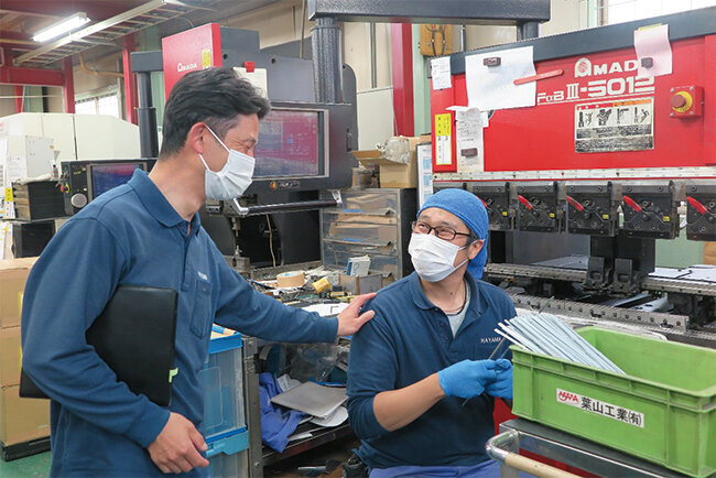 従業員と笑顔でやりとり