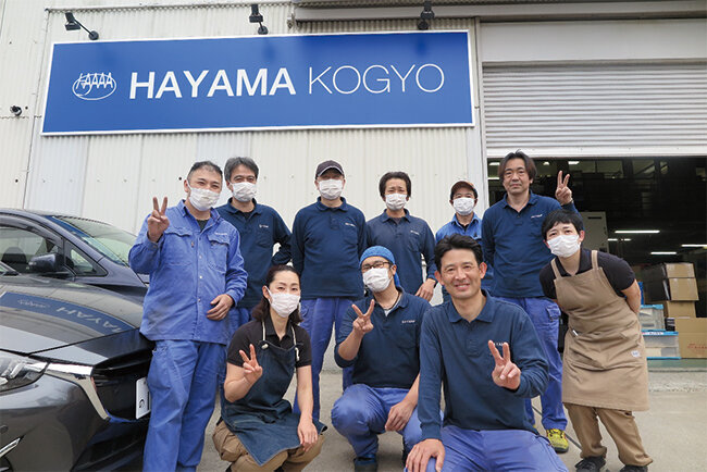 社屋前で従業員と