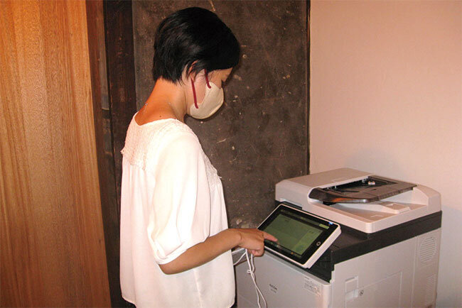 入退室カードで認証しないと出力されない高セキュリティの複合機