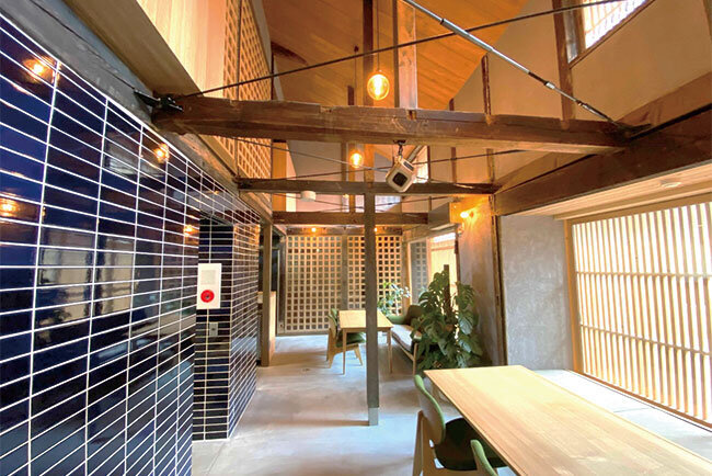 旧家屋の古材と国産杉、岐阜県産の陶器タイルに囲まれた落ち着きのあるオープンスペース