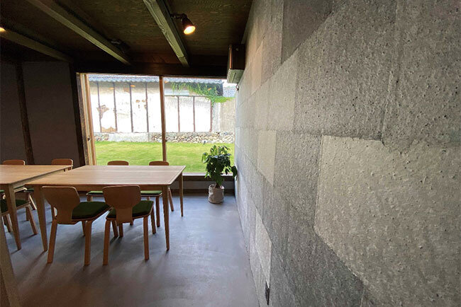 壁には風情ある美濃の手すき和紙を使用。中庭の向こうには江戸時代から続く造り酒屋が見える