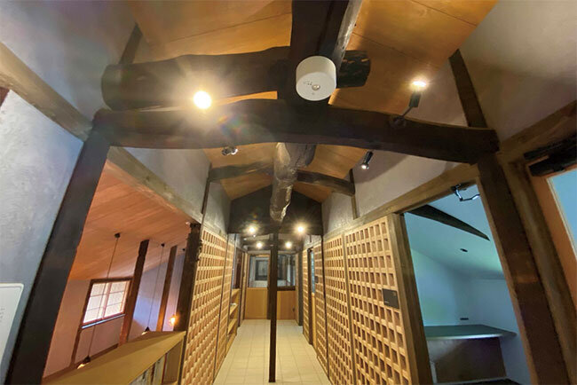 旧家屋の立派な古材がさまざまなところに利用されている