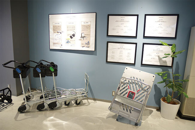 グッドデザイン賞受賞のカート「ダンディ X シリーズ」（右）や空港用荷物カート