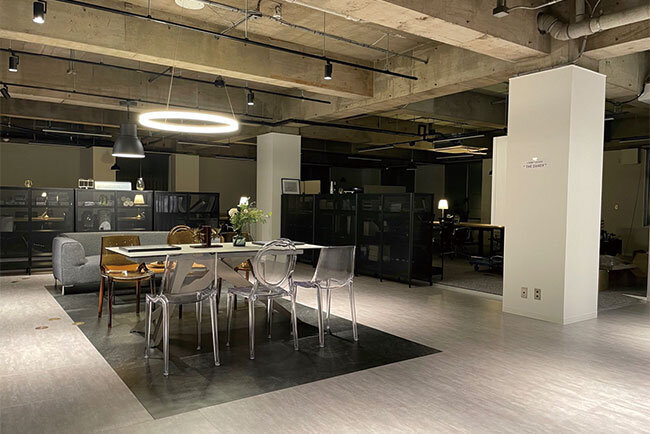 歴史を感じさせる外観とは打って変わってモダンなオフィス