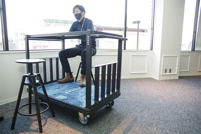 移動させてスツールを降ろせばテーブルとして使える台車｜ダンディポーター KAKU