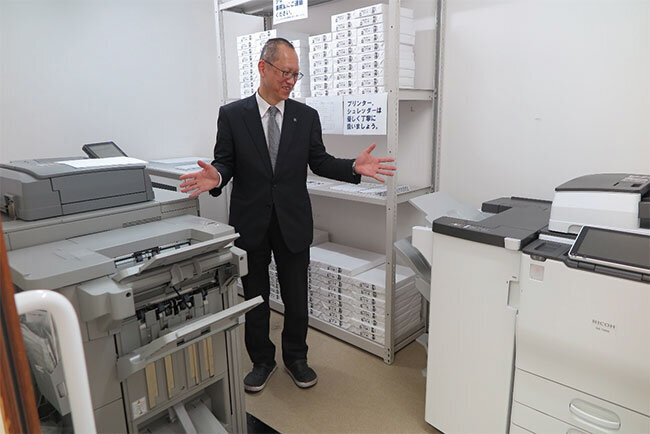 印刷室で今春導入された、モノクロ高速複合機とフルカラープロダクションプリンター