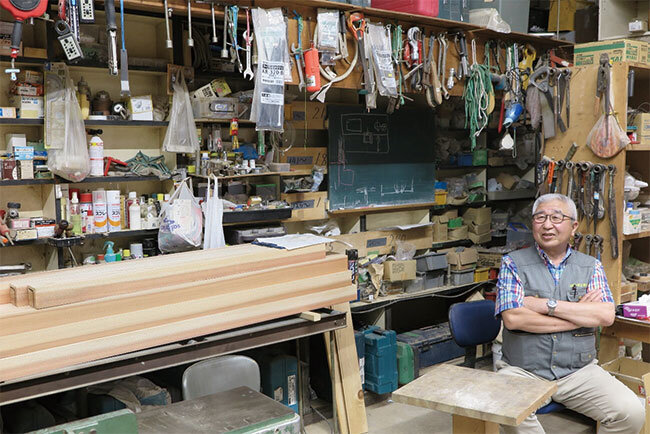 同社作業場で、整然と並ぶ道具類と