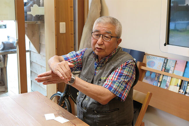 新設した応接スペースでICTの効用を語る北島代表