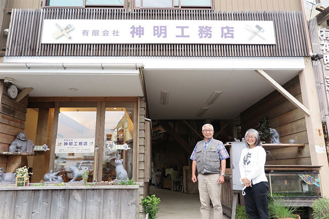 同社前で小川取締役（右）と北島代表