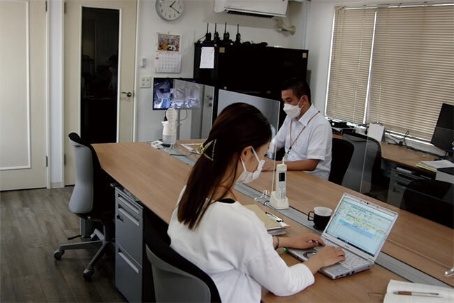 今では、パソコンを使って情報共有しながら仕事をしている