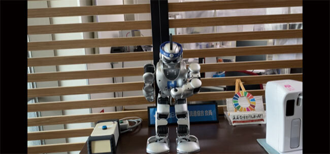 受付に置かれたガンニッケルマンのロボットが音楽に合わせてご挨拶の踊り