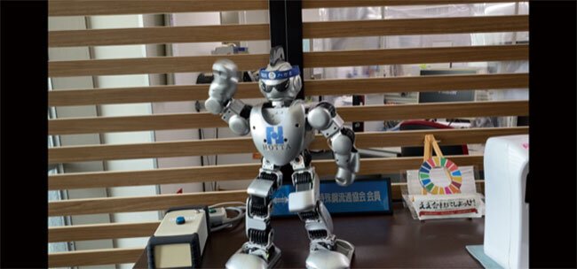 受付に置かれたガンニッケルマンのロボットが音楽に合わせてご挨拶の踊り