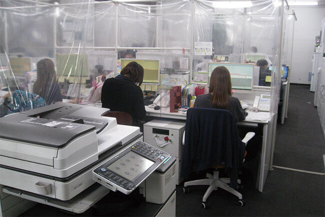 堀田ハガネのオフィス。感染症対策のパーテーションも手作り