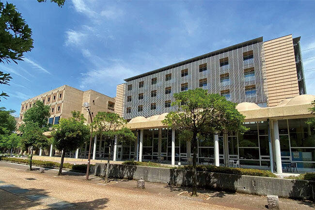 金沢工業大学のキャンパス。右側の建物で学生や教職員向けの福利厚生サービスを行う。1階は広々とした明るい食堂